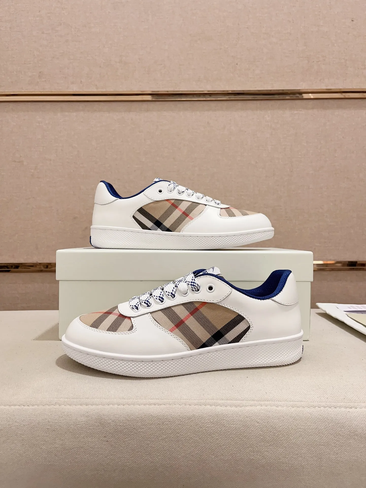 Men's shoes💰: 620💰Top version🥳◾️▫️The new Burberry men's classic low-top sneakers are reinterpreted with Vintage retro plaid cotton material and calfskin, decorated with a new brand logo. First-layer cowhide lining, embossed Burberry logo on the heel, and original TPU outsole! Code number: 38-45. Women's sizes and 46 can be customized.